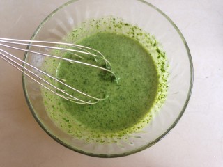 4、菠菜小蛋糕,搅拌均匀