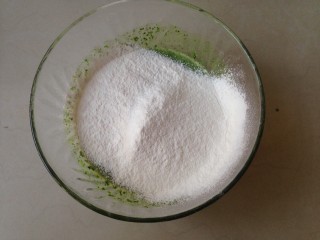 5、菠菜小蛋糕,把面粉过筛进去