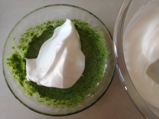 7、菠菜小蛋糕,蛋清里加入几滴柠檬汁，分三次加入细砂糖，打至湿性发泡，取1/3打发好的蛋白霜到菠菜蛋黄糊里