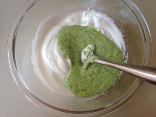 8、菠菜小蛋糕,用刮刀从底部向上翻拌并切拌均匀，再倒回剩余的蛋白霜里