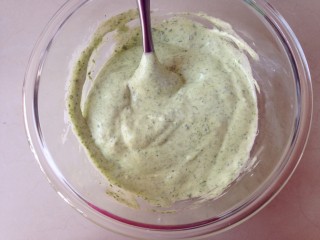 9、菠菜小蛋糕,用同样的手法拌均匀