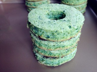 12、菠菜小蛋糕,底部放完整的圆形蛋糕片，依次放上三片中间压了小圆形的蛋糕片，每一片之间都抹上融化了的巧克力固定