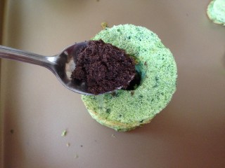 13、菠菜小蛋糕,在蛋糕片中间倒入打成粉状的奥利奥饼干末，插上花型蛋糕片