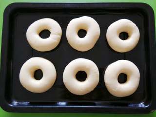 2、甜甜圈,放温暖的地方二次发酵，看，甜甜圈变成胖乎乎滴了～