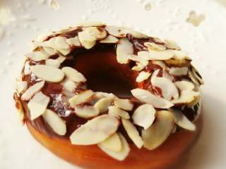 8、甜甜圈,我比较爱吃杏仁片的。