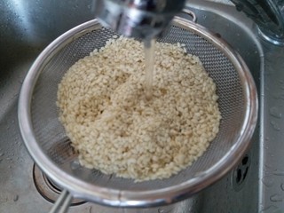 4、香糯南瓜饼,白芝麻冲洗干净