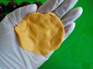 7、香糯南瓜饼,面团按扁