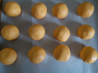 10、香糯南瓜饼,包好后放在依次放在大盘里