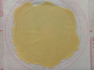 7、俄式提拉米苏,用手简单揉几下，揉好包上保鲜膜放冰箱冷藏30分钟(面团不要过度揉，不然一会擀皮的时候会回缩)