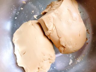 4、网红爆浆珍珠蛋糕,反复按压成团