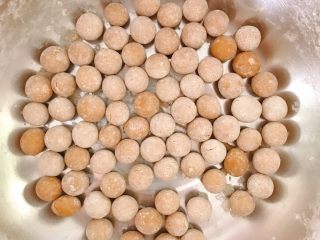 5、网红爆浆珍珠蛋糕,搓成小珍珠，再裹上一层木薯粉防粘。面团很容易风干，如果搓的时候总是开裂，可以在手上沾点水
