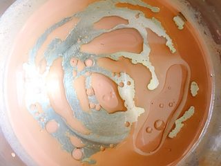 8、网红爆浆珍珠蛋糕,取40g红茶牛奶，如果过滤出来的红茶牛奶不足40g，可以加牛奶至40g。与玉米油混合，充分乳化