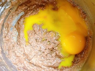 10、网红爆浆珍珠蛋糕,放入蛋黄搅匀