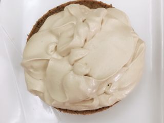 20、网红爆浆珍珠蛋糕,剩余奶酱倒在蛋糕上，略微抹平，让周围自然滴落