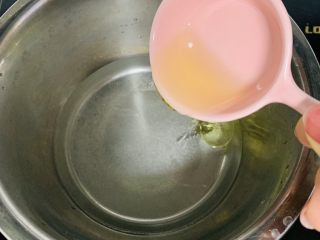 4、东北油炸糕,加入玉米油。