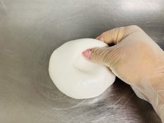 8、东北油炸糕,带上一次性手套,揉成光滑、柔软、细腻的面团。(也可以在手上抹上油来操作)