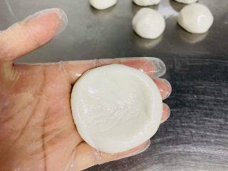 11、东北油炸糕,取一个小面剂子,中间整理出一个小窝