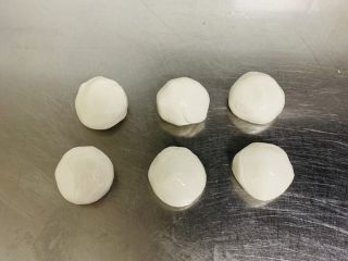 10、东北油炸糕,整理成小圆球备用。