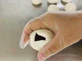 13、东北油炸糕,利用虎口收拢,接口处一定要整理好,不然炸制的时候会露馅儿哟‼️面胚很软很容易收拢。