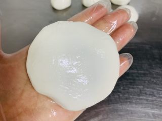 14、东北油炸糕,轻轻再次拍扁成约有1厘米厚的小饼