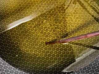 15、东北油炸糕,油温五成热,用一根筷子来鉴别,筷子根部冒起细腻的小泡即可