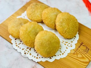 18、东北油炸糕,炸至两面金黄,炸糕漂浮在油面上就熟了,捞出放在吸油纸上吸去多余的油脂。