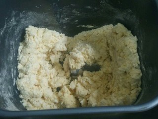 3、金黄色的花瓣雨,除黄油蜜红豆杏仁片外所有材料放入面包机，搅拌20分钟后加入黄油继续搅拌20分钟