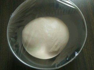 5、金黄色的花瓣雨,取出面团盖保鲜膜室温发酵到两倍大小