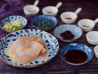 1、烤箱版鸡米花,准备好材料