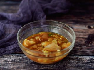 3、烤箱版鸡米花,抓匀盖上保鲜膜放入冰箱冷藏腌制过夜，如果没有时间最少也要腌制2小时以上，这样才能入味。