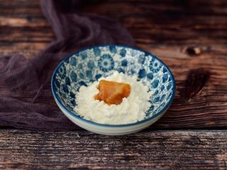 5、烤箱版鸡米花,从冰箱取出腌制好的鸡肉块，把鸡肉块撇去腌料，再放入淀粉中沾上一层薄薄的淀粉