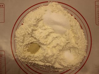 2、奶油面包(不用烤箱),把糖,盐和酵母粉放在不同的洞里让后在那个角落各自的和面粉搅(得要先避免盐和酵母粉混在一起)