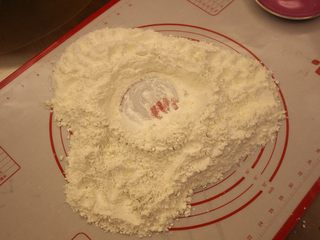 3、奶油面包(不用烤箱),在中间弄个洞