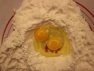 6、奶油面包(不用烤箱),把两个鸡蛋放洞里