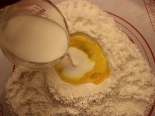 7、奶油面包(不用烤箱),把温的牛奶,奶油喝水加进去