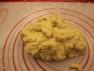 8、奶油面包(不用烤箱),慢慢的把面粉和这些搅拌在一起