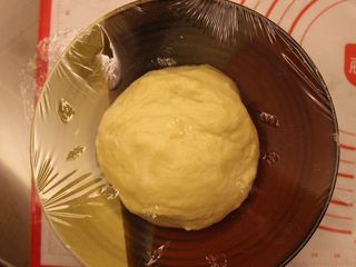 13、奶油面包(不用烤箱),放到碗里,用保鲜膜把碗抱住,用个叉子弄几个小洞,把它放一边让它发,至少2个小时(越长越好,我放了一晚)