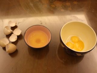 14、奶油面包(不用烤箱),顺面准备好面包里的奶油:分开三个鸡蛋黄