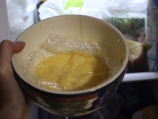 20、奶油面包(不用烤箱),用保鲜膜把它抱住,放到冰箱里存着