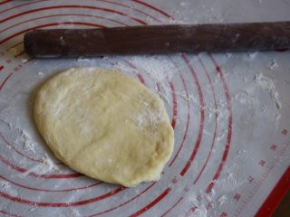 26、奶油面包(不用烤箱),把球给滚开