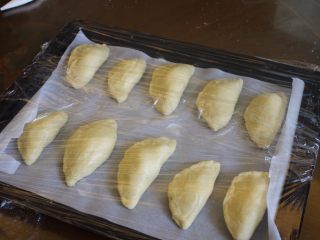 29、奶油面包(不用烤箱),放到盘子里,用保鲜膜包住,放至少1个小时