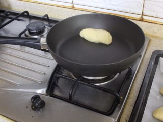 30、奶油面包(不用烤箱),然后,放在一个平锅上,把火调到最小,让后用个盖子盖上