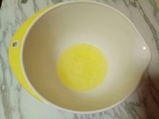 7、8寸戚风蛋糕,蛋白打发，往蛋白里加入柠檬汁(白醋也可以)