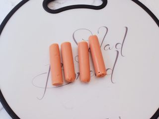 3、芝士火腿吐司卷,火腿肠切成两段