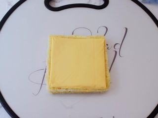 5、芝士火腿吐司卷,放入即食芝士