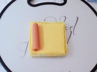 6、芝士火腿吐司卷,放入火腿肠