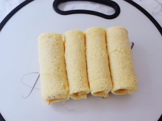 8、芝士火腿吐司卷,依次做好