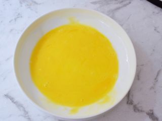 9、芝士火腿吐司卷,鸡蛋打散