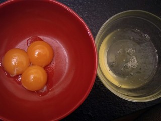1、绵软细腻戚风蛋糕,鸡蛋三个分离（做戚风的第一步，你可以开始预热烤箱啦。180度）