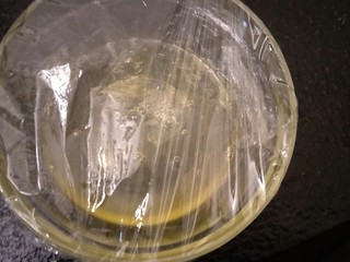 2、绵软细腻戚风蛋糕,蛋白包保鲜膜放的冰箱冷冻。最好冷冻到蛋白在冷冻室中冰冻只周围结冰。